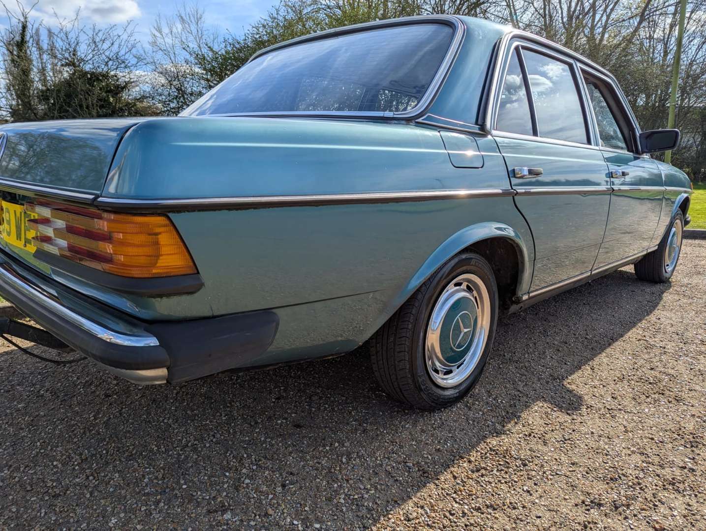 <p>1985 MERCEDES W123 230E&nbsp;</p>