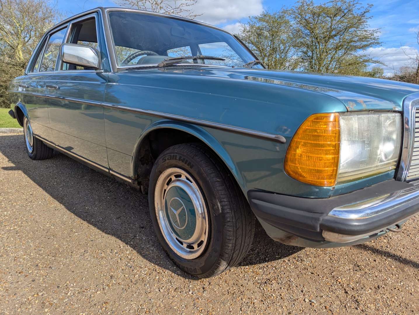 <p>1985 MERCEDES W123 230E&nbsp;</p>