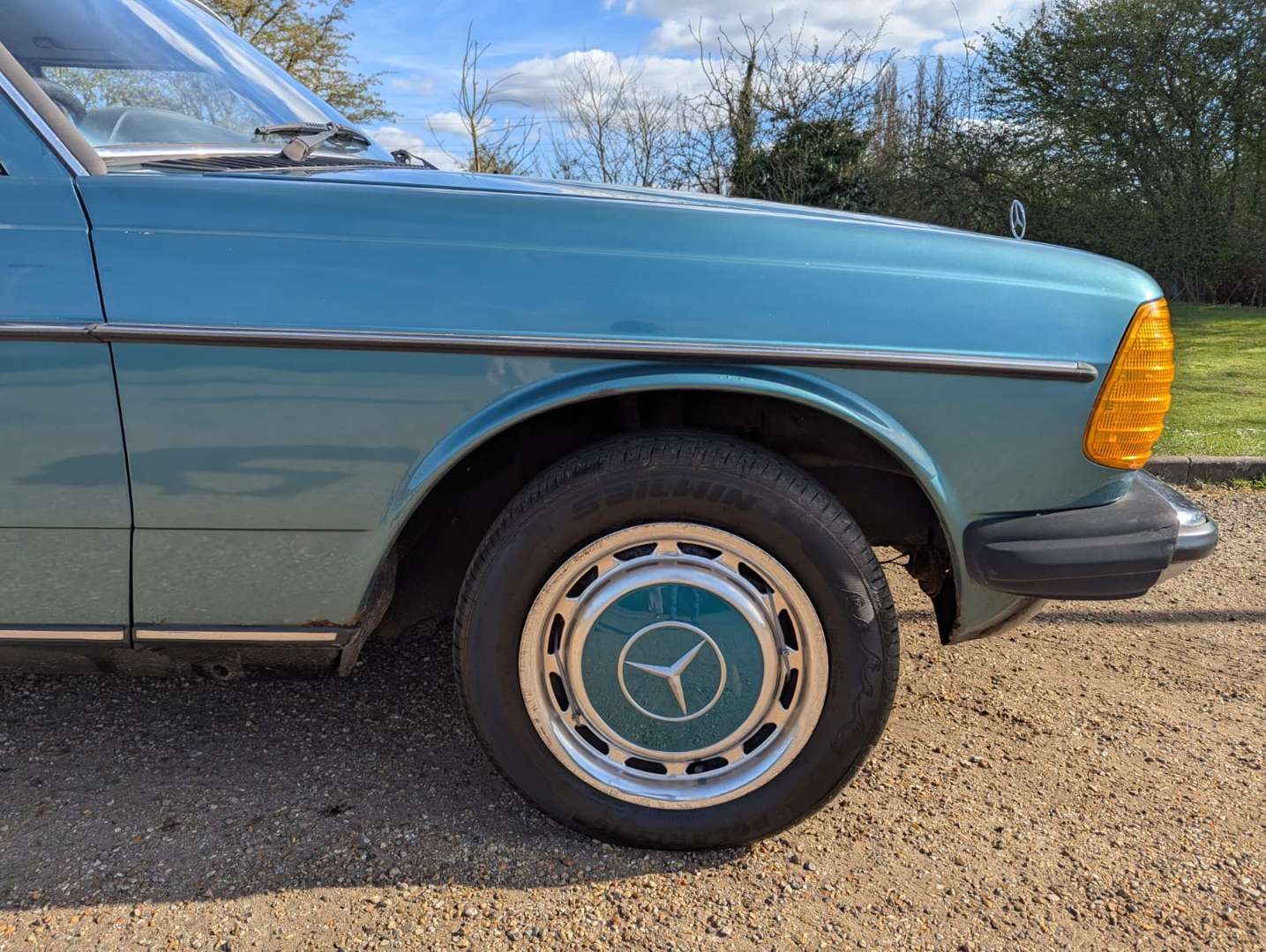 <p>1985 MERCEDES W123 230E&nbsp;</p>