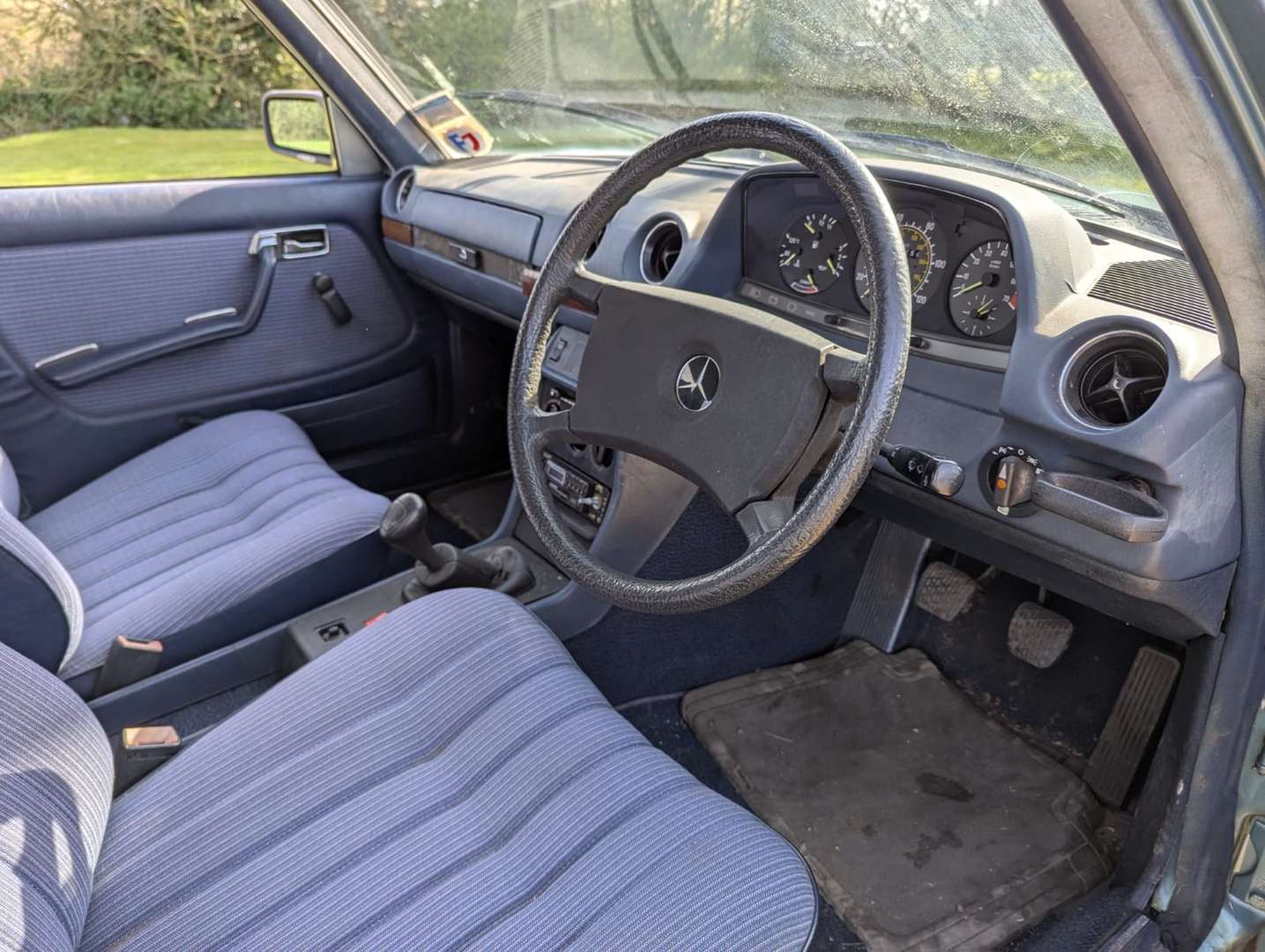 <p>1985 MERCEDES W123 230E&nbsp;</p>