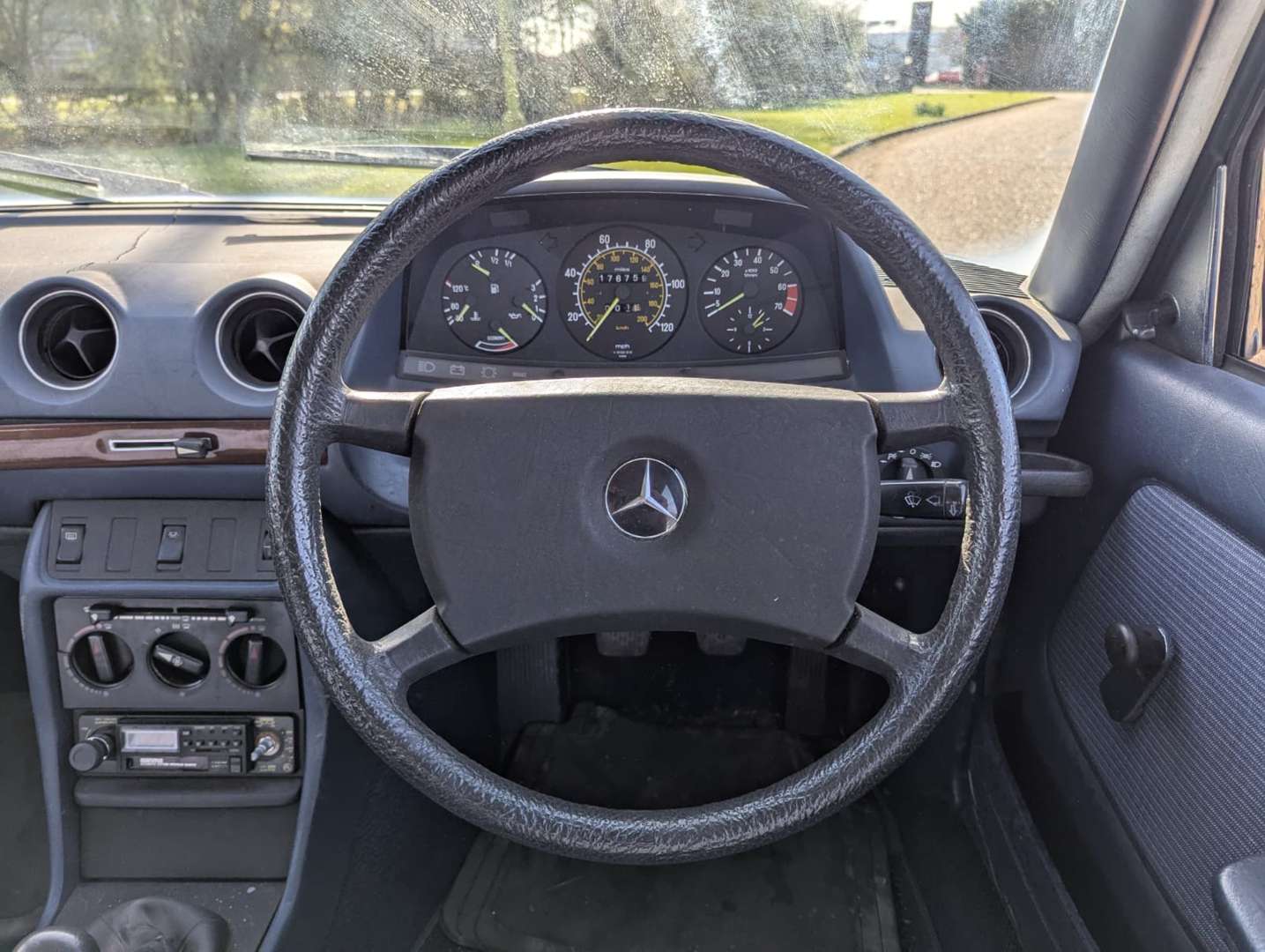 <p>1985 MERCEDES W123 230E&nbsp;</p>