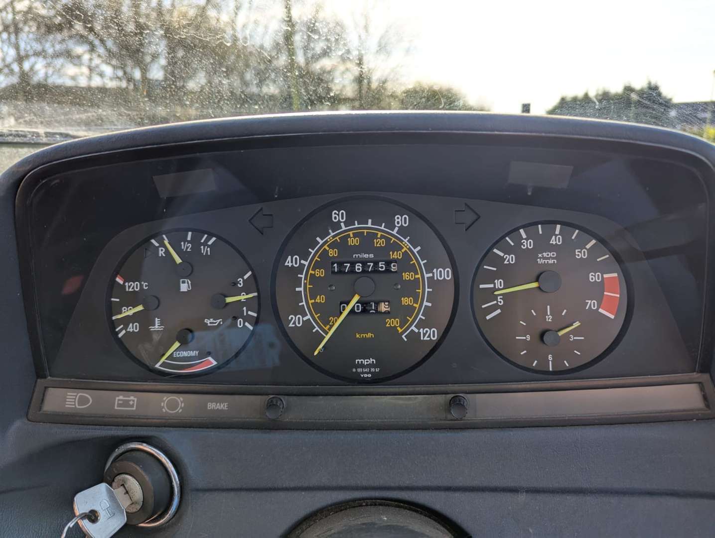 <p>1985 MERCEDES W123 230E&nbsp;</p>