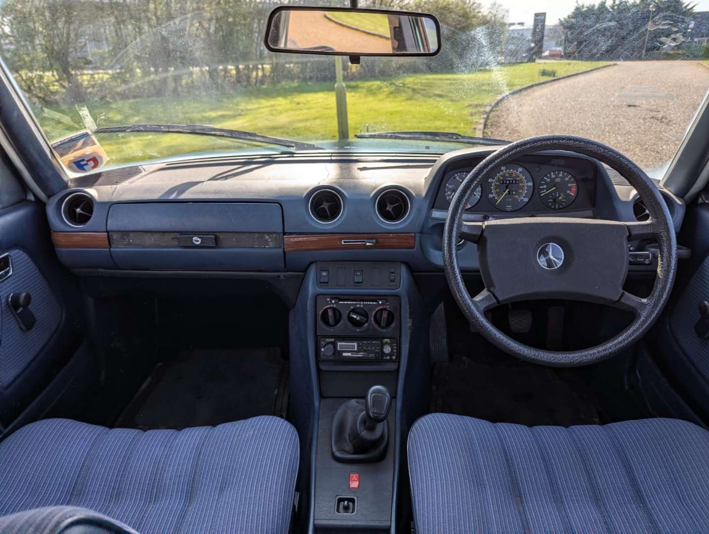 <p>1985 MERCEDES W123 230E&nbsp;</p>