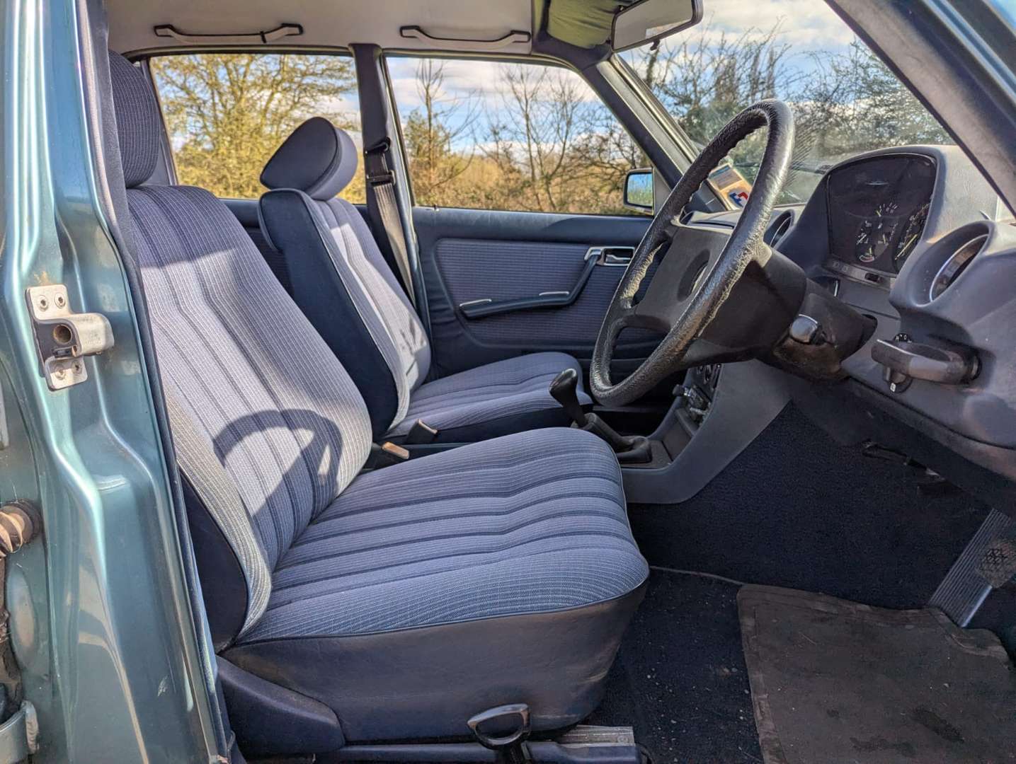 <p>1985 MERCEDES W123 230E&nbsp;</p>