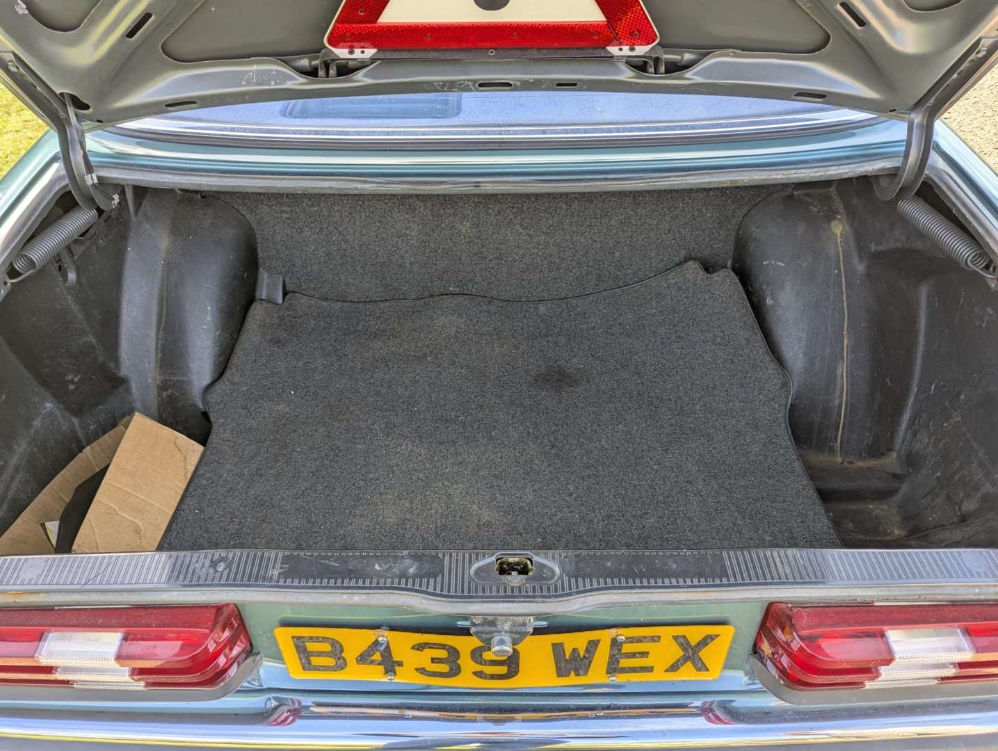 <p>1985 MERCEDES W123 230E&nbsp;</p>