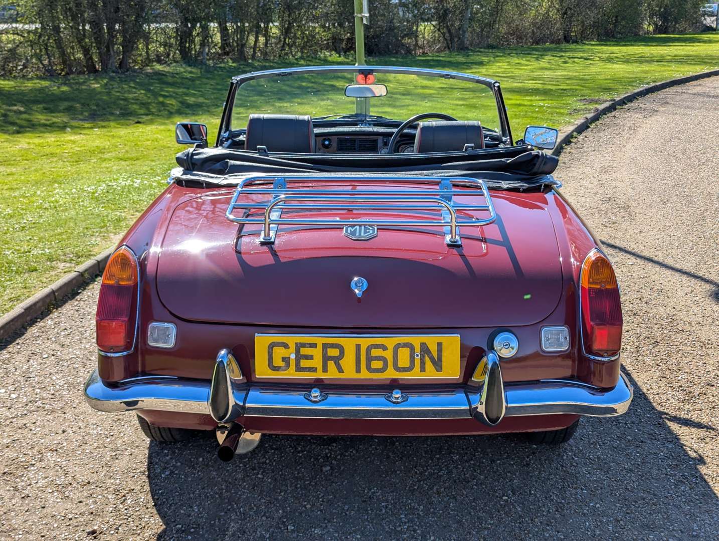 <p>1974 MG B ROADSTER</p>