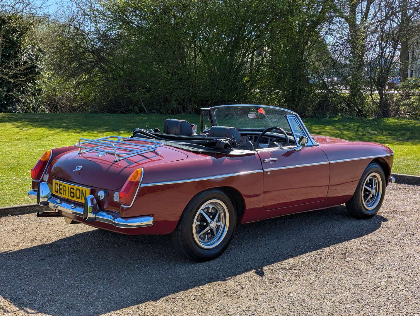 <p>1974 MG B ROADSTER</p>