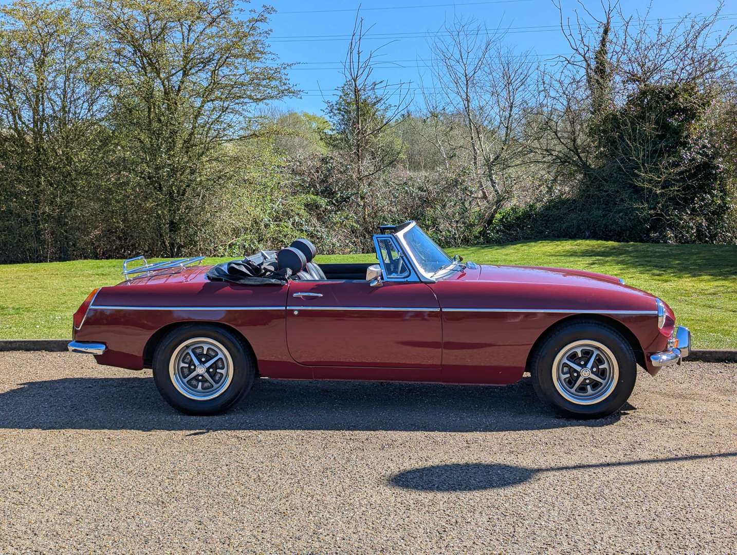 <p>1974 MG B ROADSTER</p>