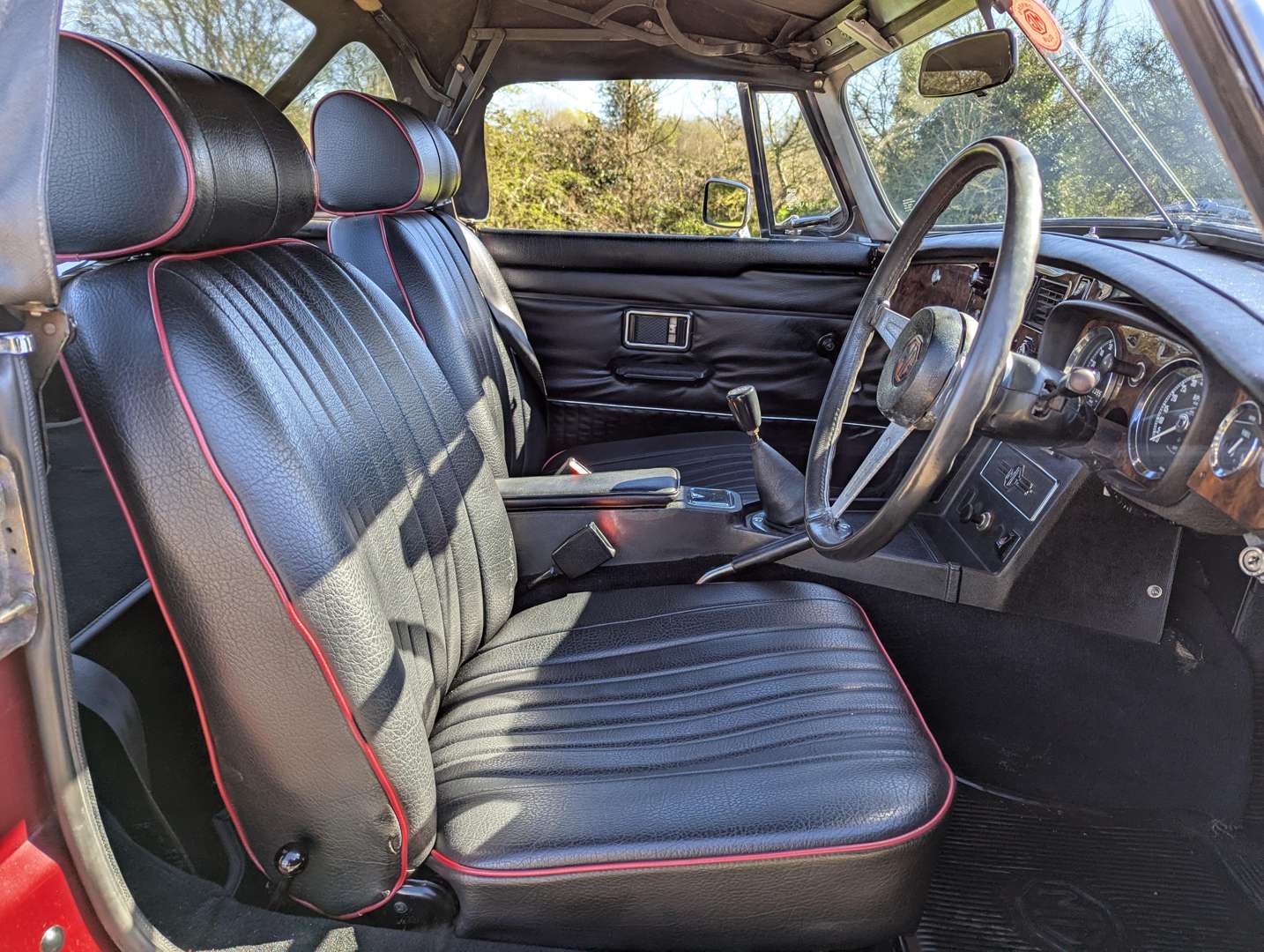 <p>1974 MG B ROADSTER</p>
