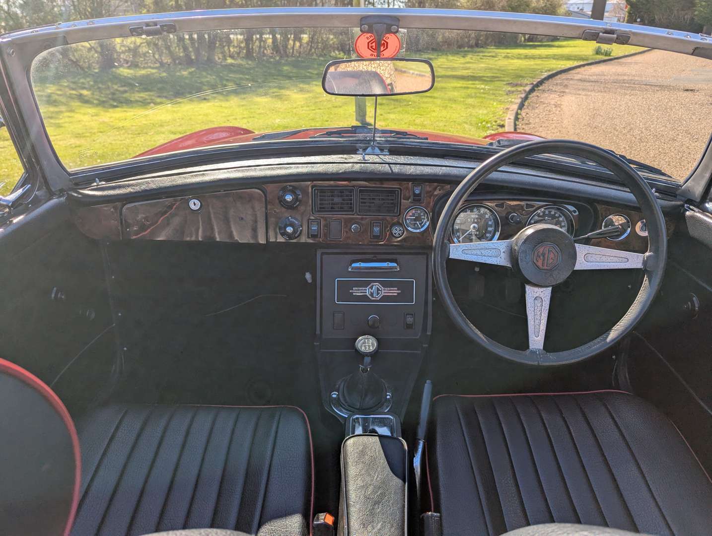<p>1974 MG B ROADSTER</p>