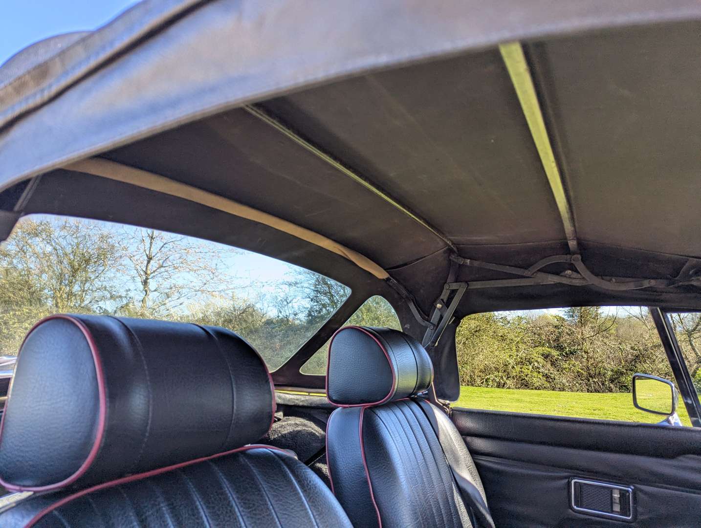 <p>1974 MG B ROADSTER</p>