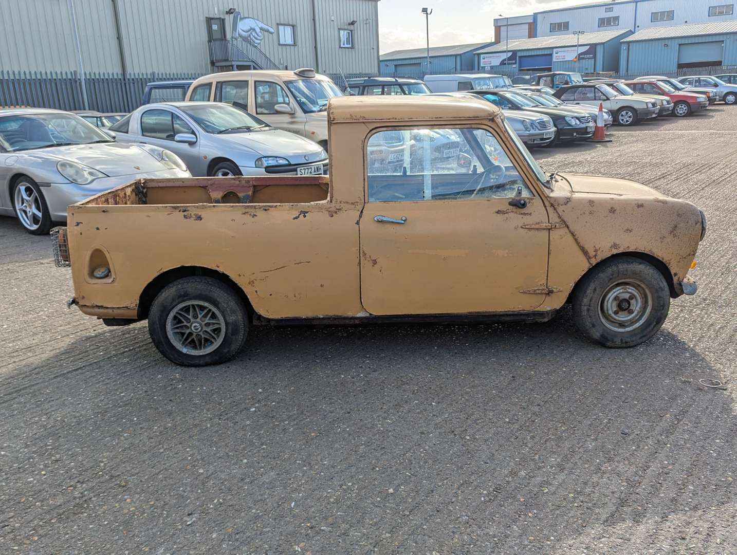 <p>1978 LEYLAND MINI PICK-UP</p>