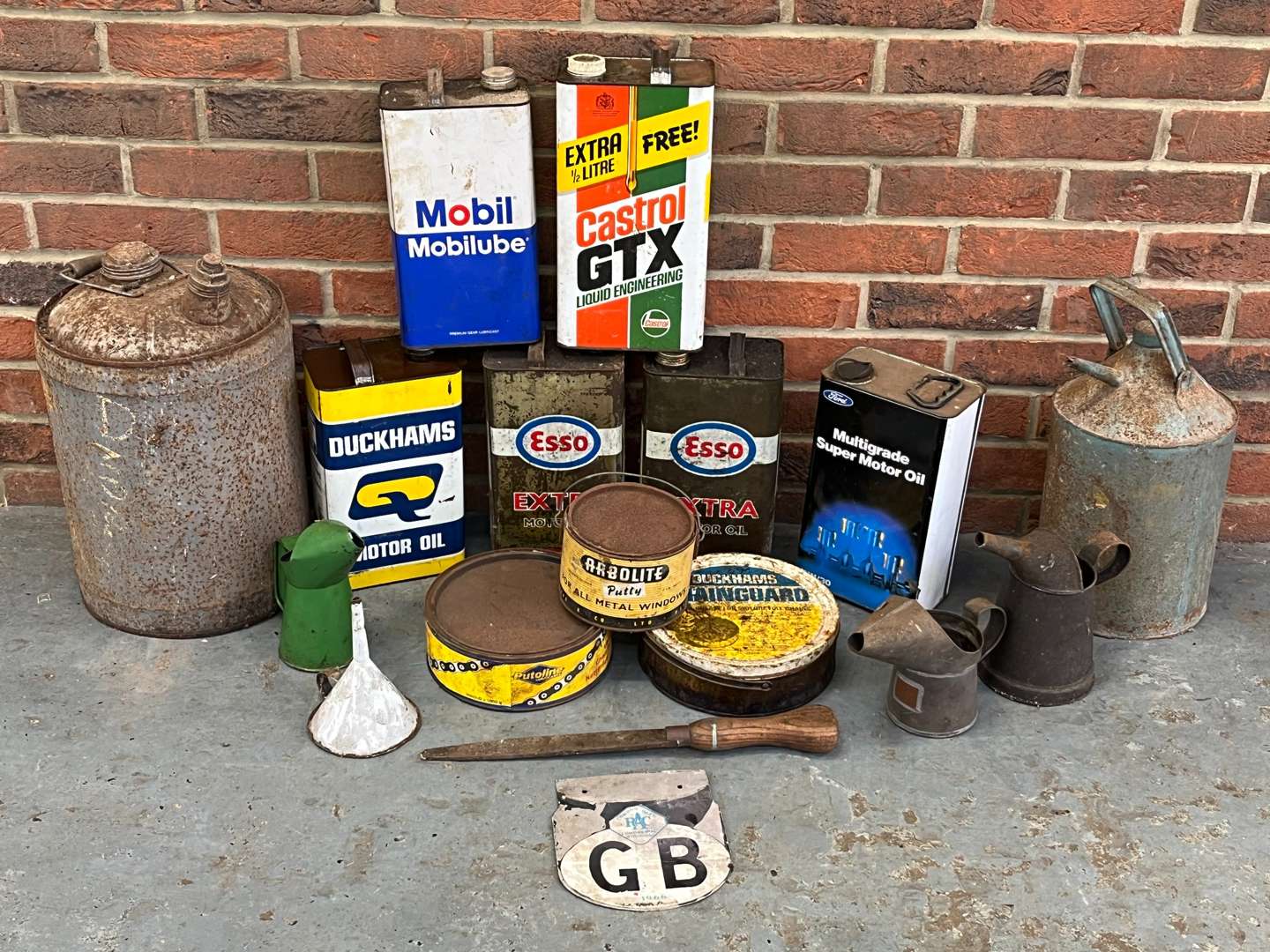 <p>Quantity of Vintage Oil Cans and Pourers</p>