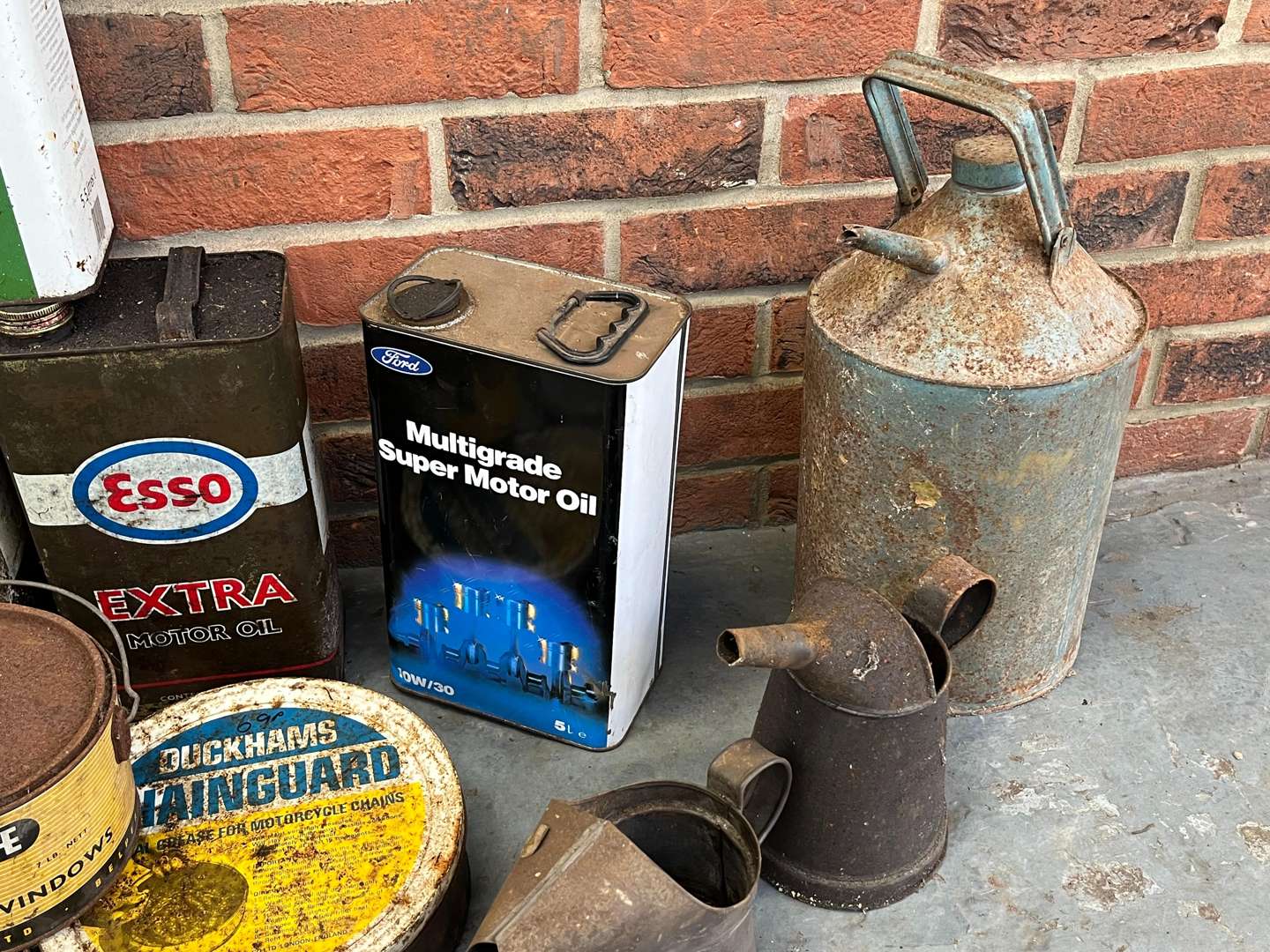 <p>Quantity of Vintage Oil Cans and Pourers</p>