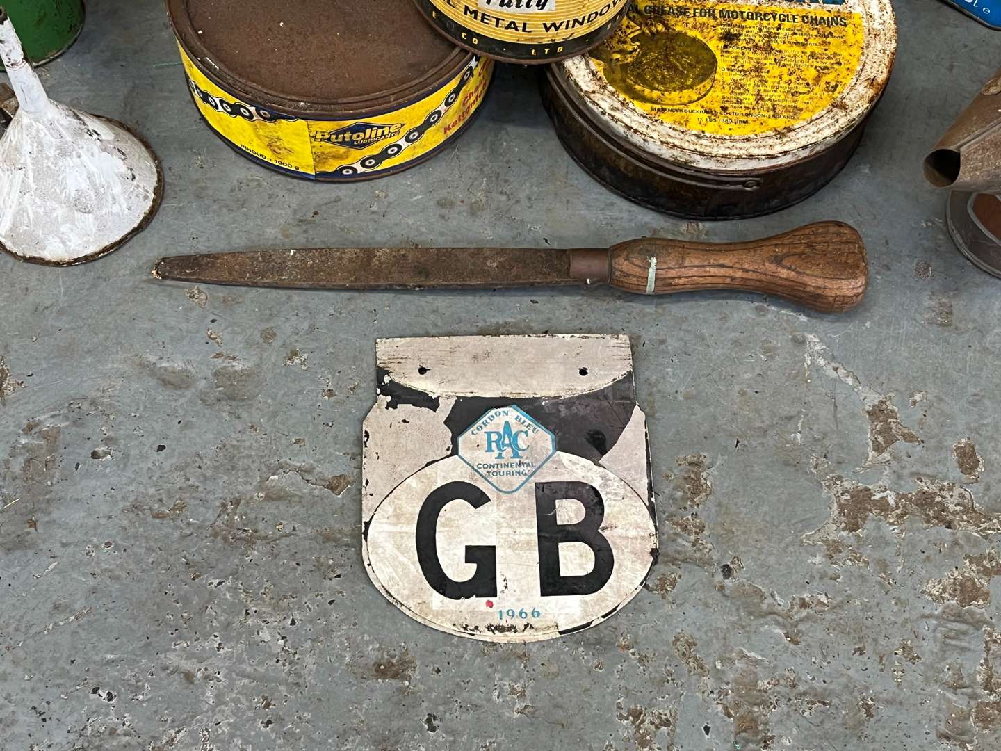 <p>Quantity of Vintage Oil Cans and Pourers</p>