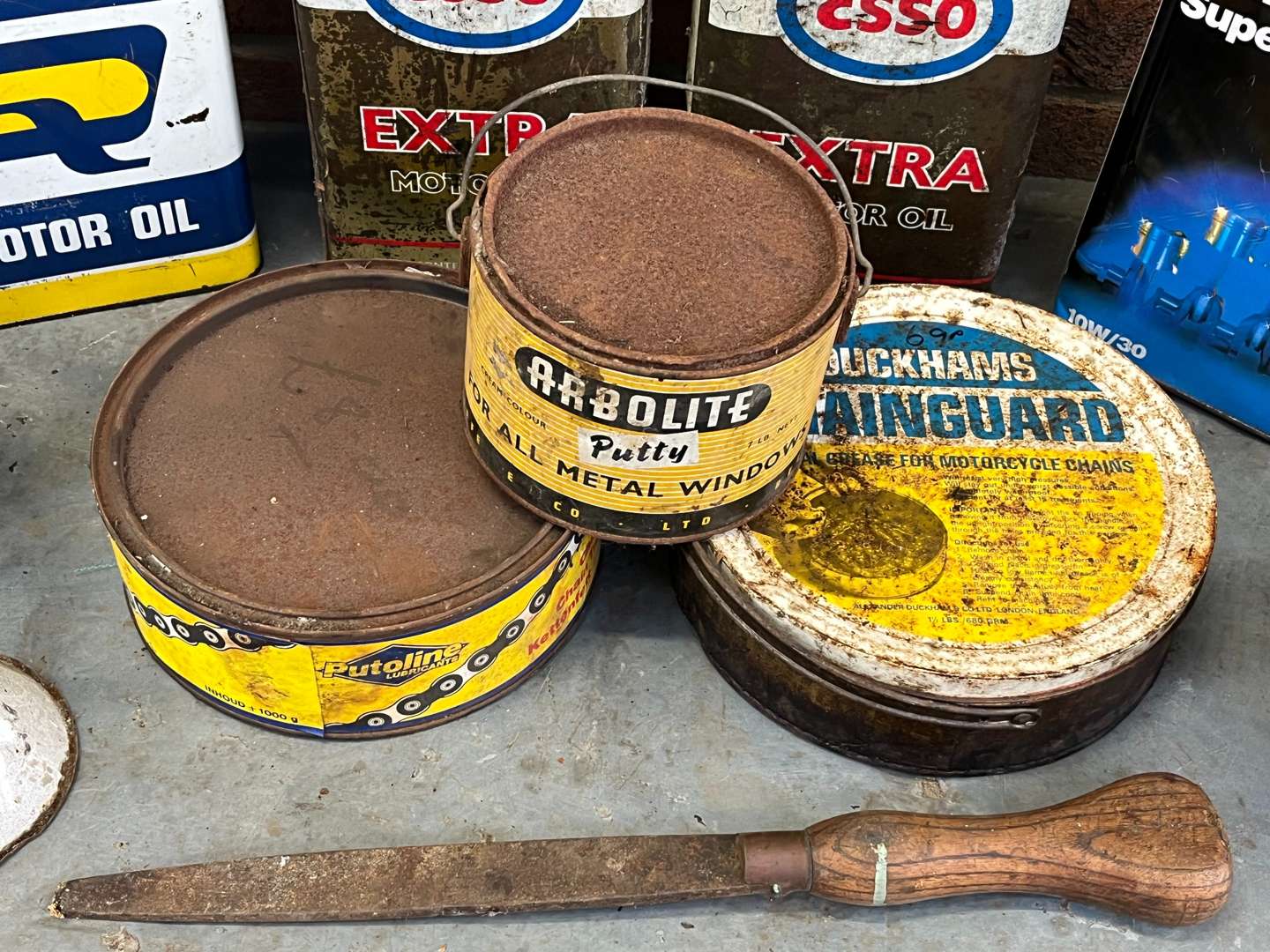 <p>Quantity of Vintage Oil Cans and Pourers</p>