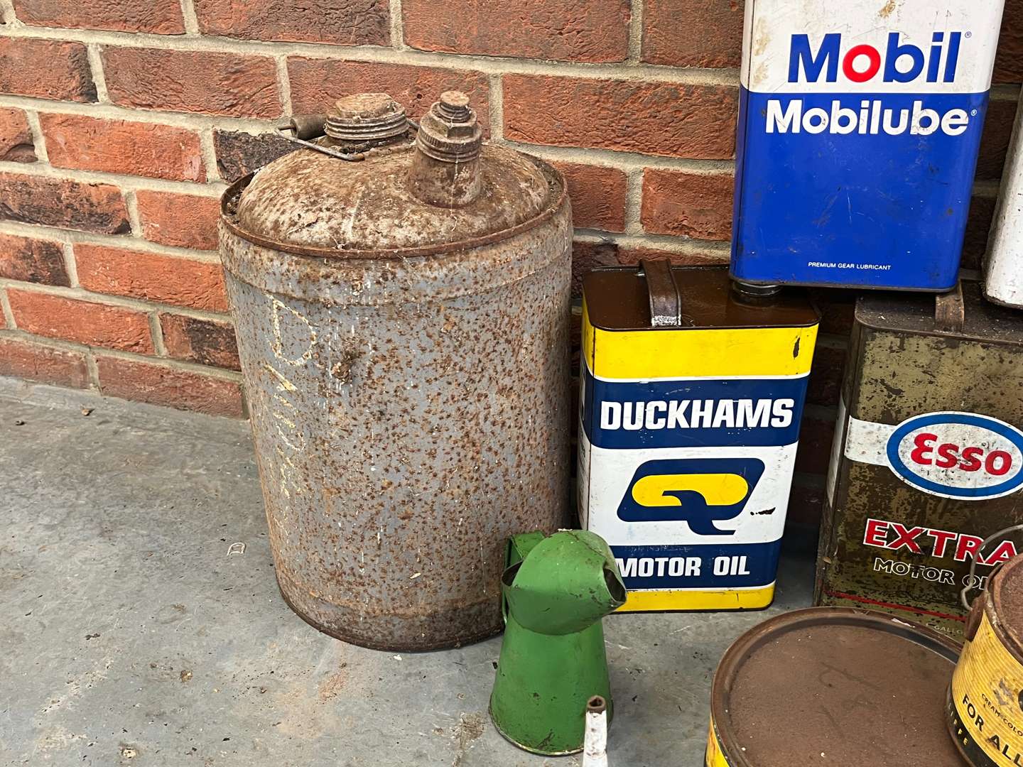 <p>Quantity of Vintage Oil Cans and Pourers</p>