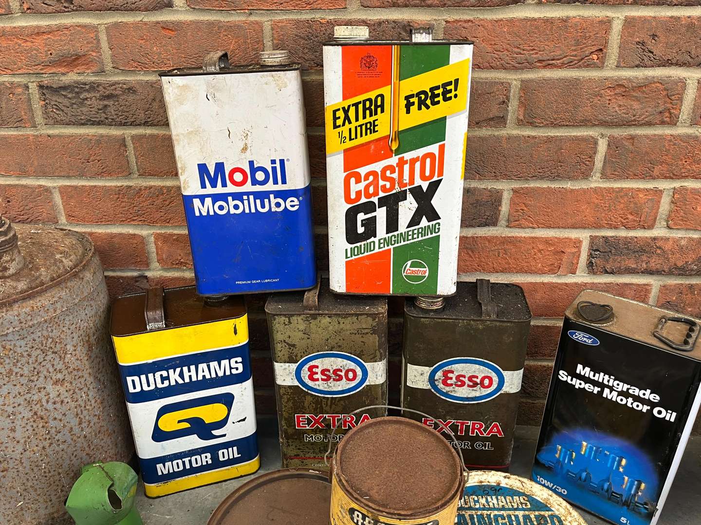 <p>Quantity of Vintage Oil Cans and Pourers</p>