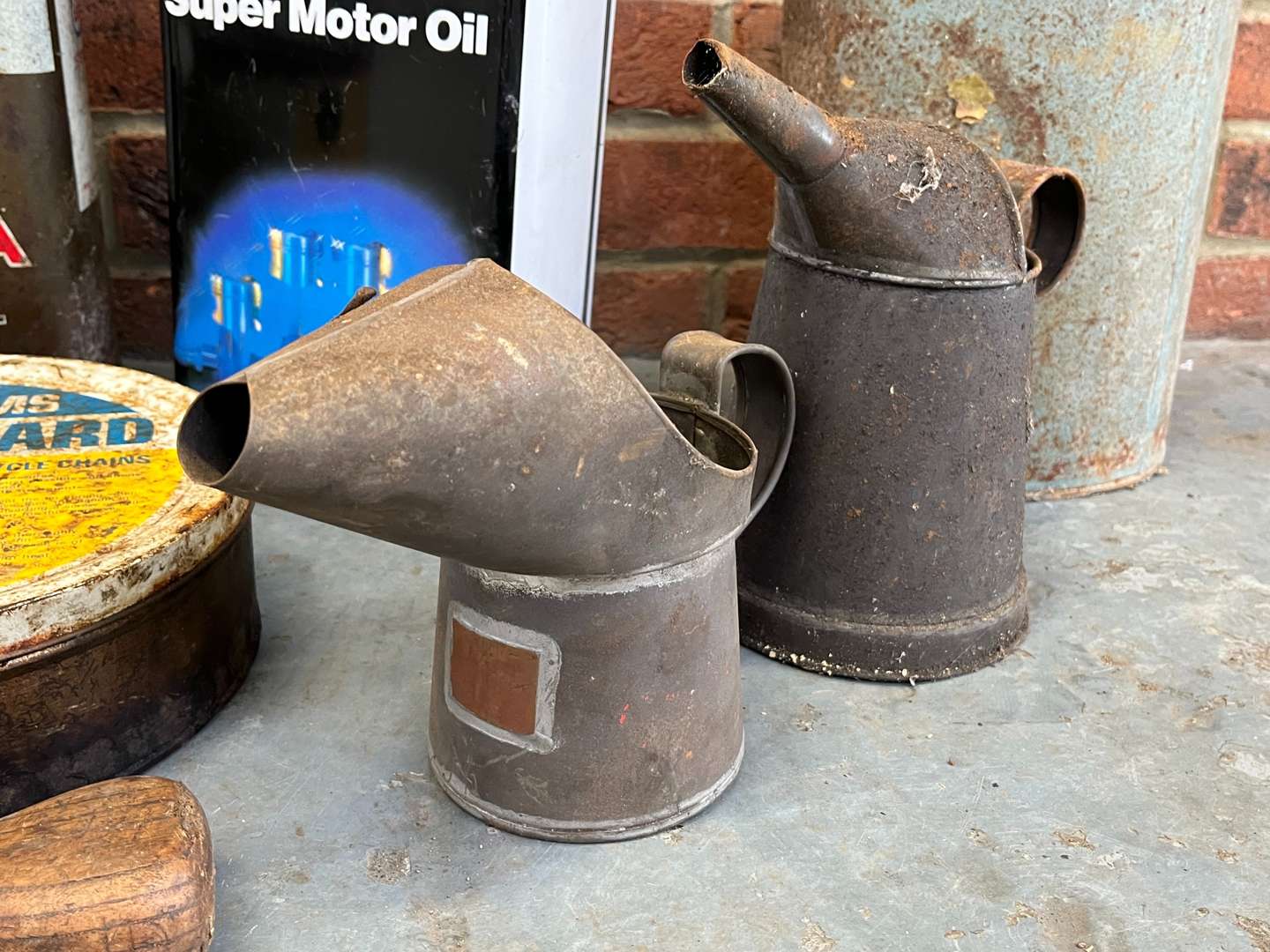 <p>Quantity of Vintage Oil Cans and Pourers</p>