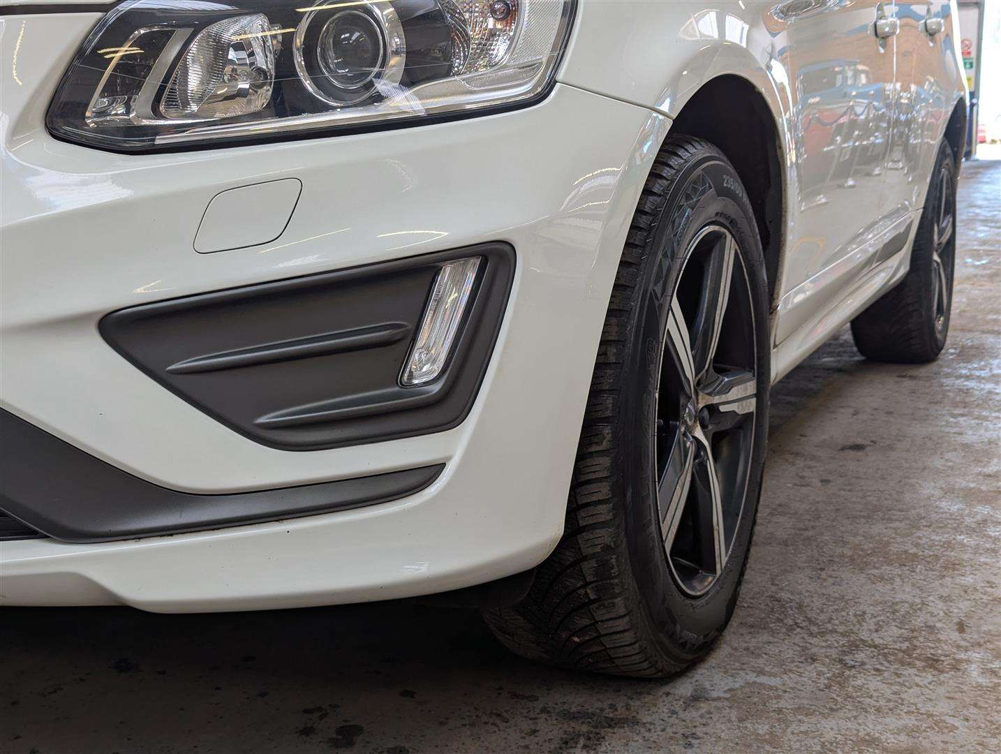 <p>2017 VOLVO XC60 R-DESIGN LUX NAV D4</p>