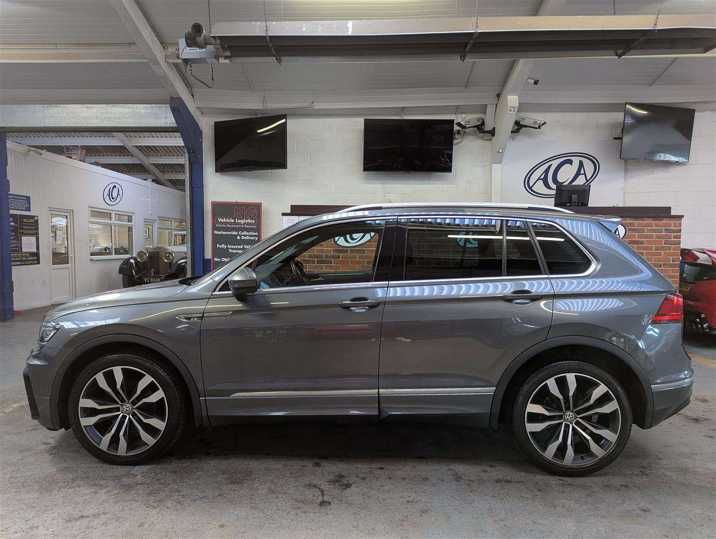 <p>2020 VOLKSWAGEN TIGUAN R-LINE TECH TDI S-</p>