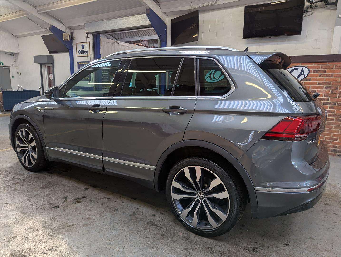 <p>2020 VOLKSWAGEN TIGUAN R-LINE TECH TDI S-</p>