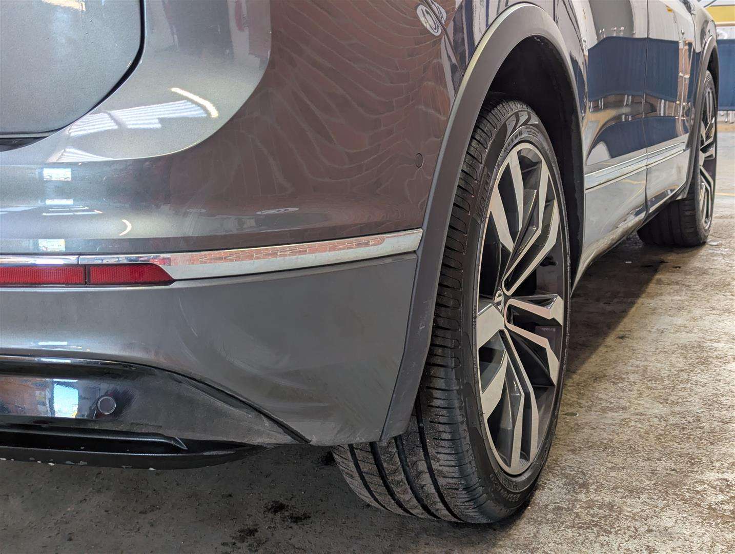 <p>2020 VOLKSWAGEN TIGUAN R-LINE TECH TDI S-</p>