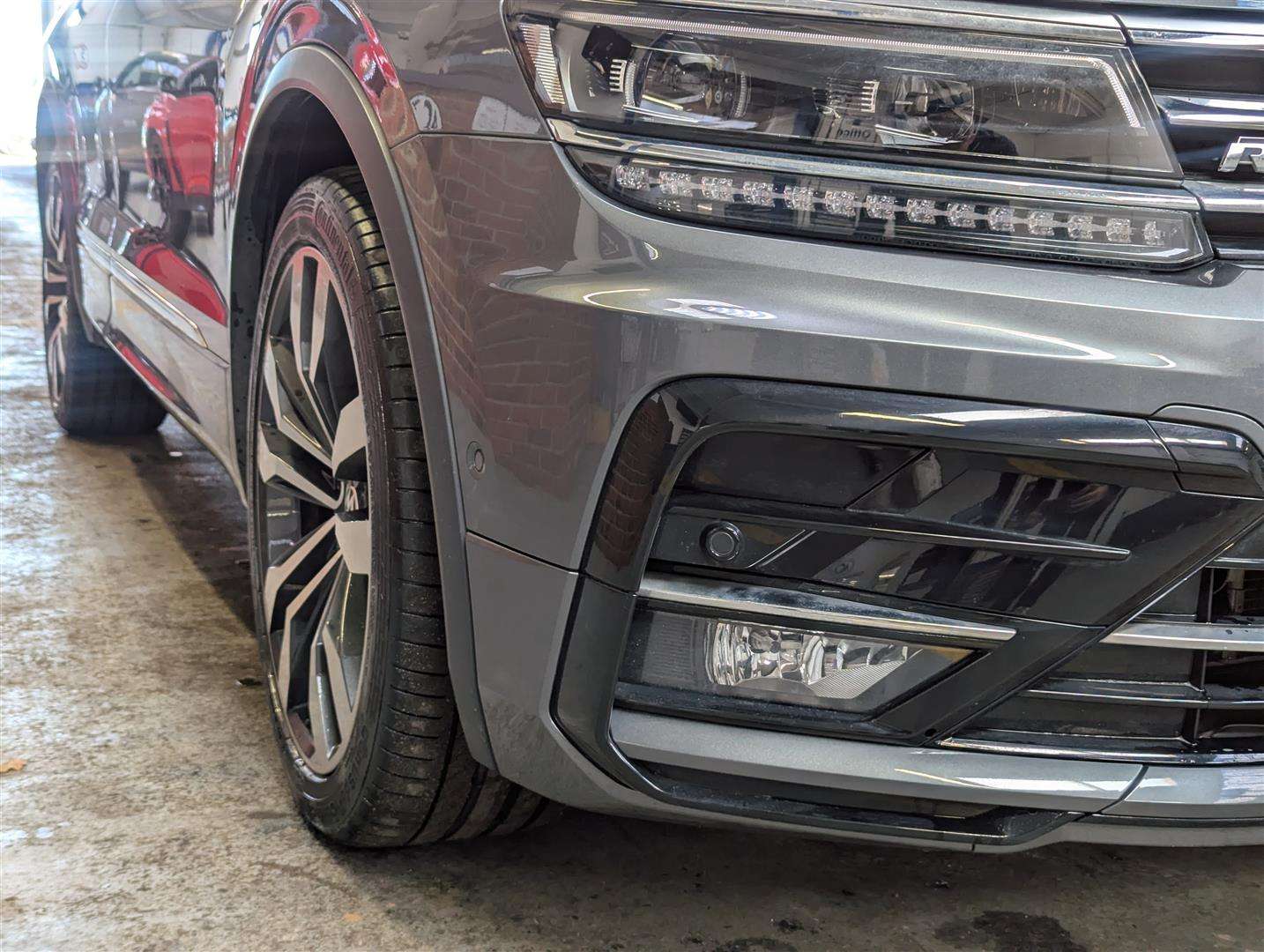 <p>2020 VOLKSWAGEN TIGUAN R-LINE TECH TDI S-</p>