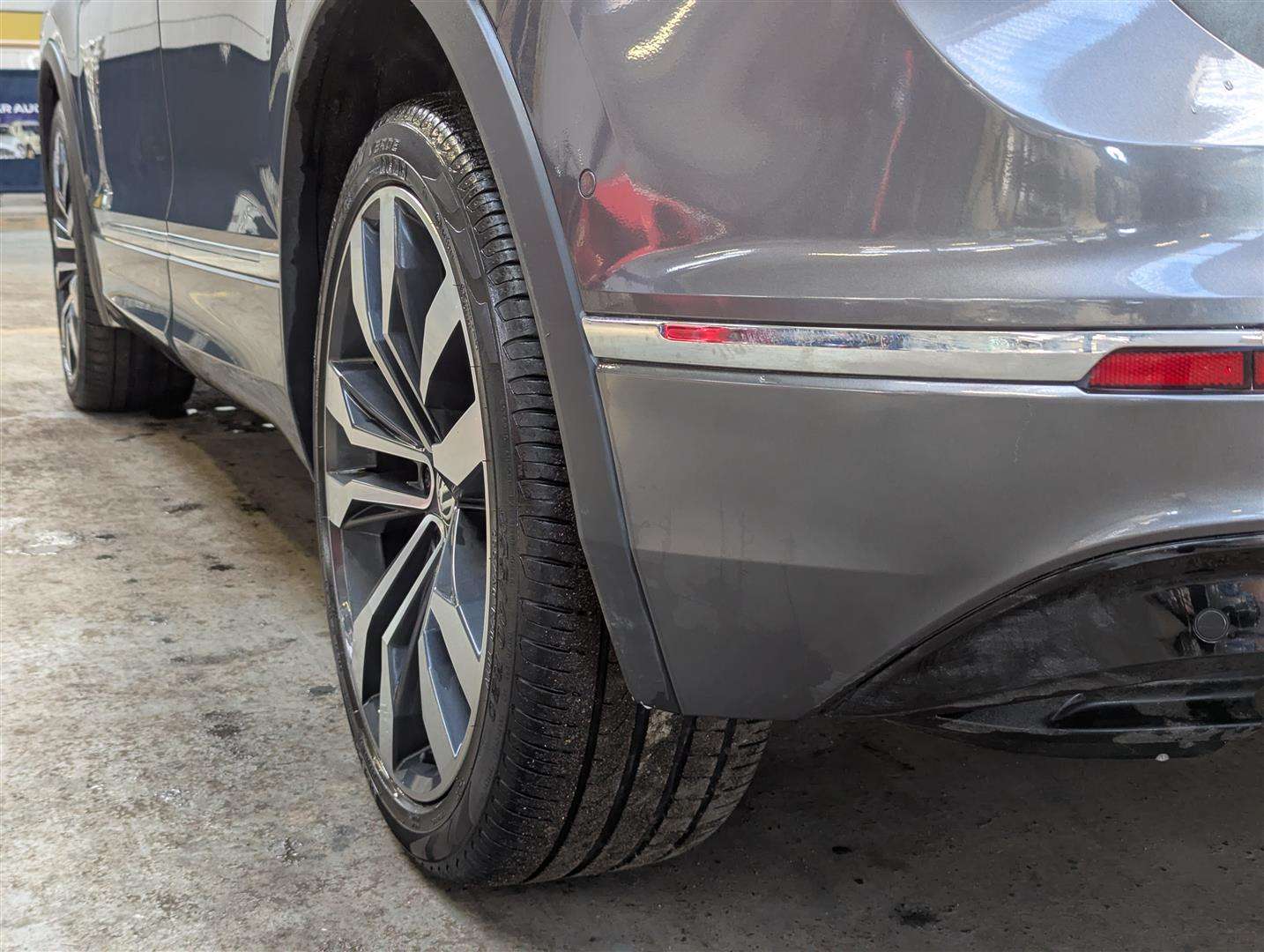 <p>2020 VOLKSWAGEN TIGUAN R-LINE TECH TDI S-</p>