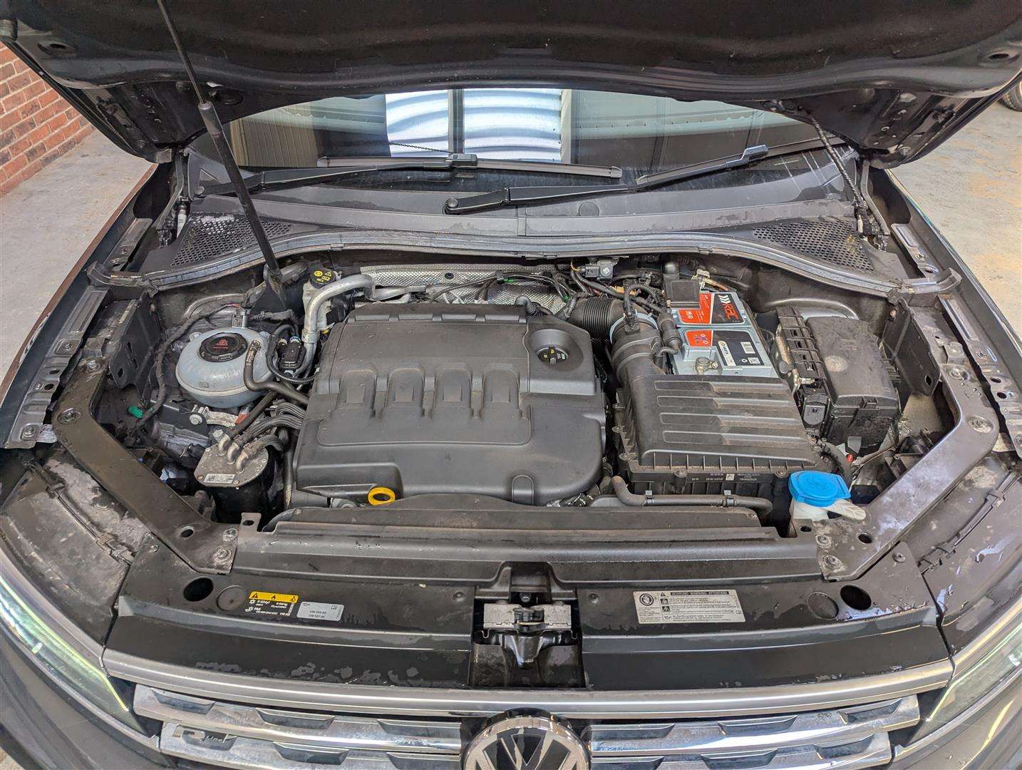 <p>2020 VOLKSWAGEN TIGUAN R-LINE TECH TDI S-</p>