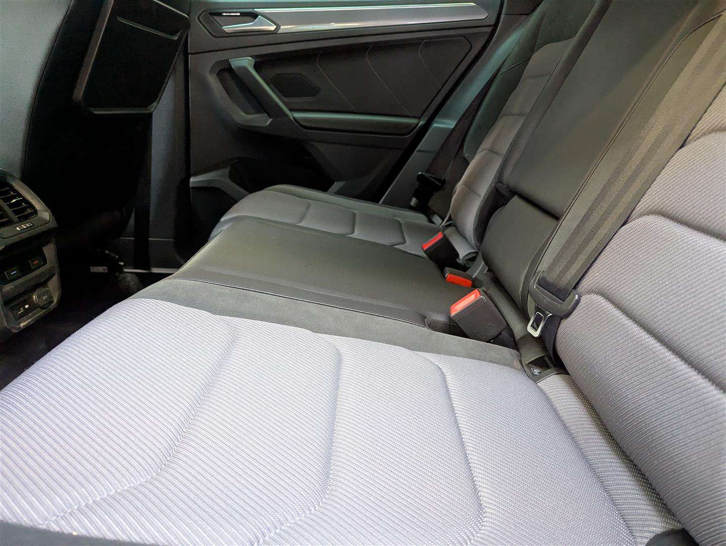 <p>2020 VOLKSWAGEN TIGUAN R-LINE TECH TDI S-</p>