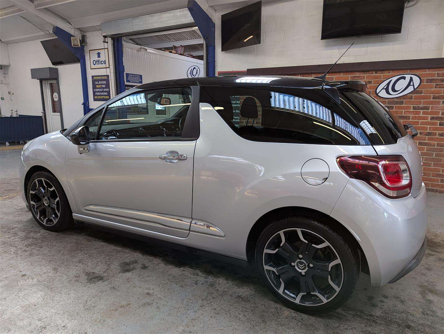 <p>2014 CITROEN DS3 DSTYLE + E-HDI</p>