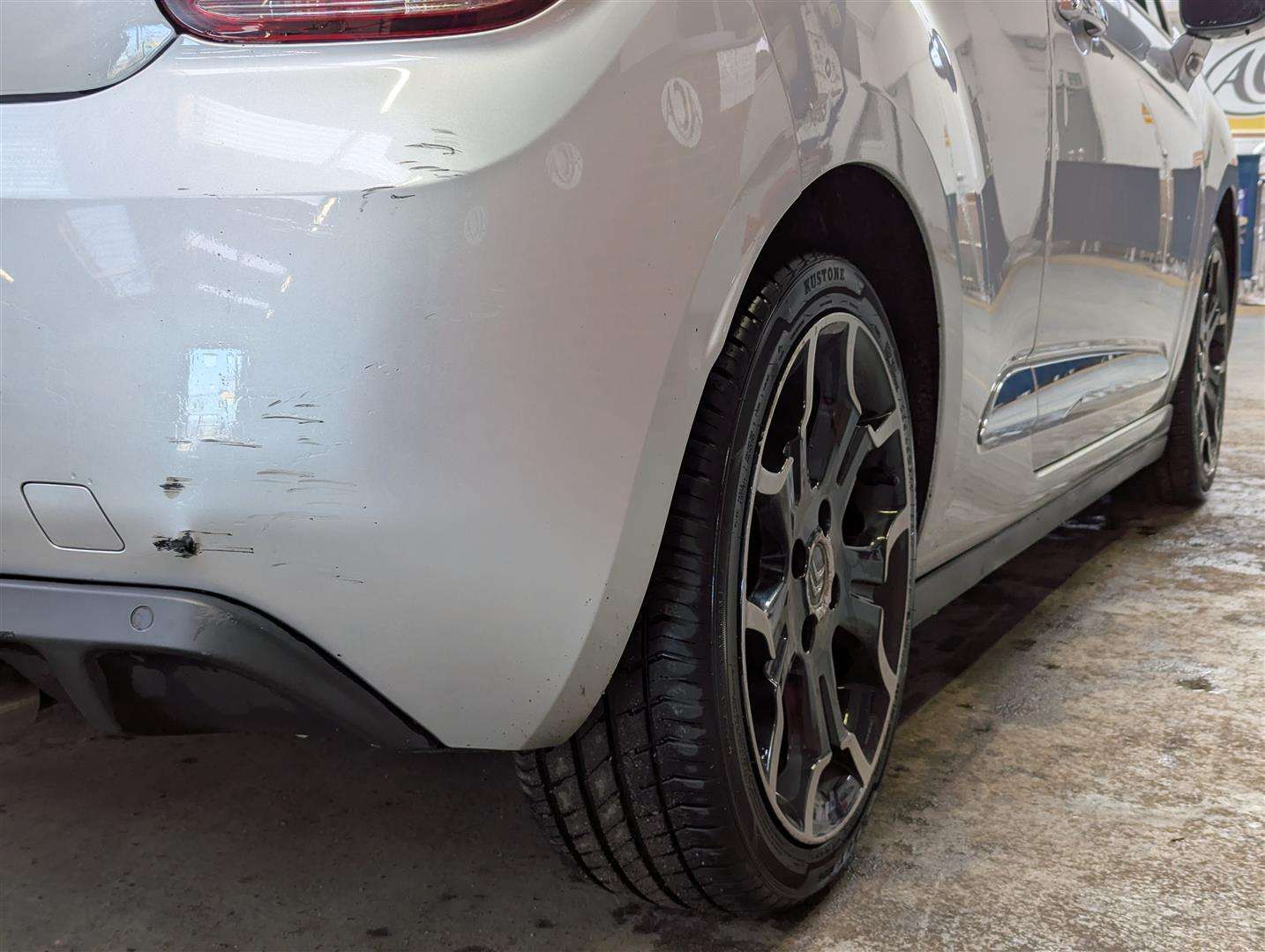 <p>2014 CITROEN DS3 DSTYLE + E-HDI</p>