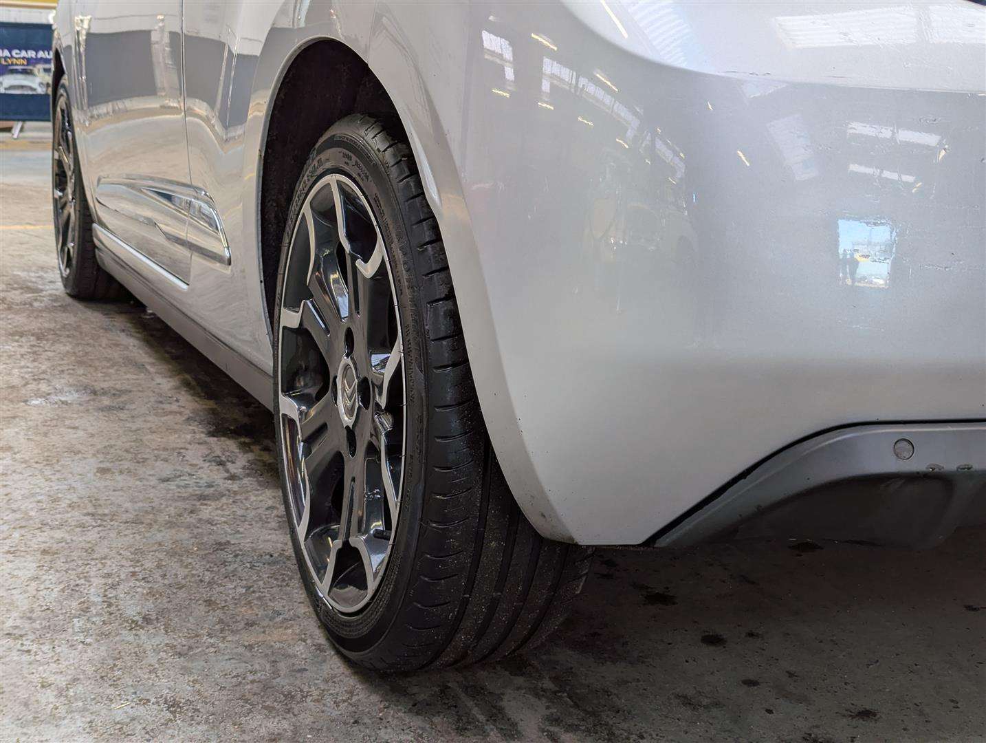 <p>2014 CITROEN DS3 DSTYLE + E-HDI</p>