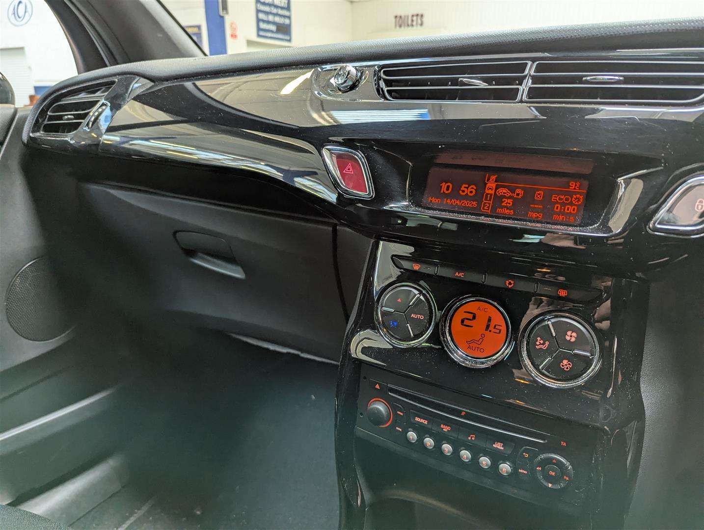<p>2014 CITROEN DS3 DSTYLE + E-HDI</p>