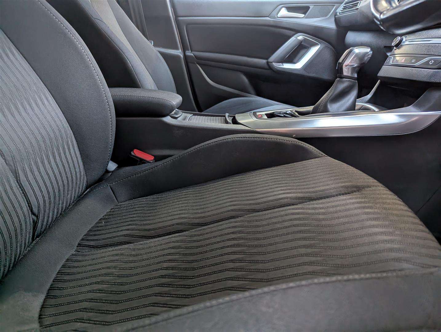 <p>2015 PEUGEOT 308 ACTIVE SW HDI</p>