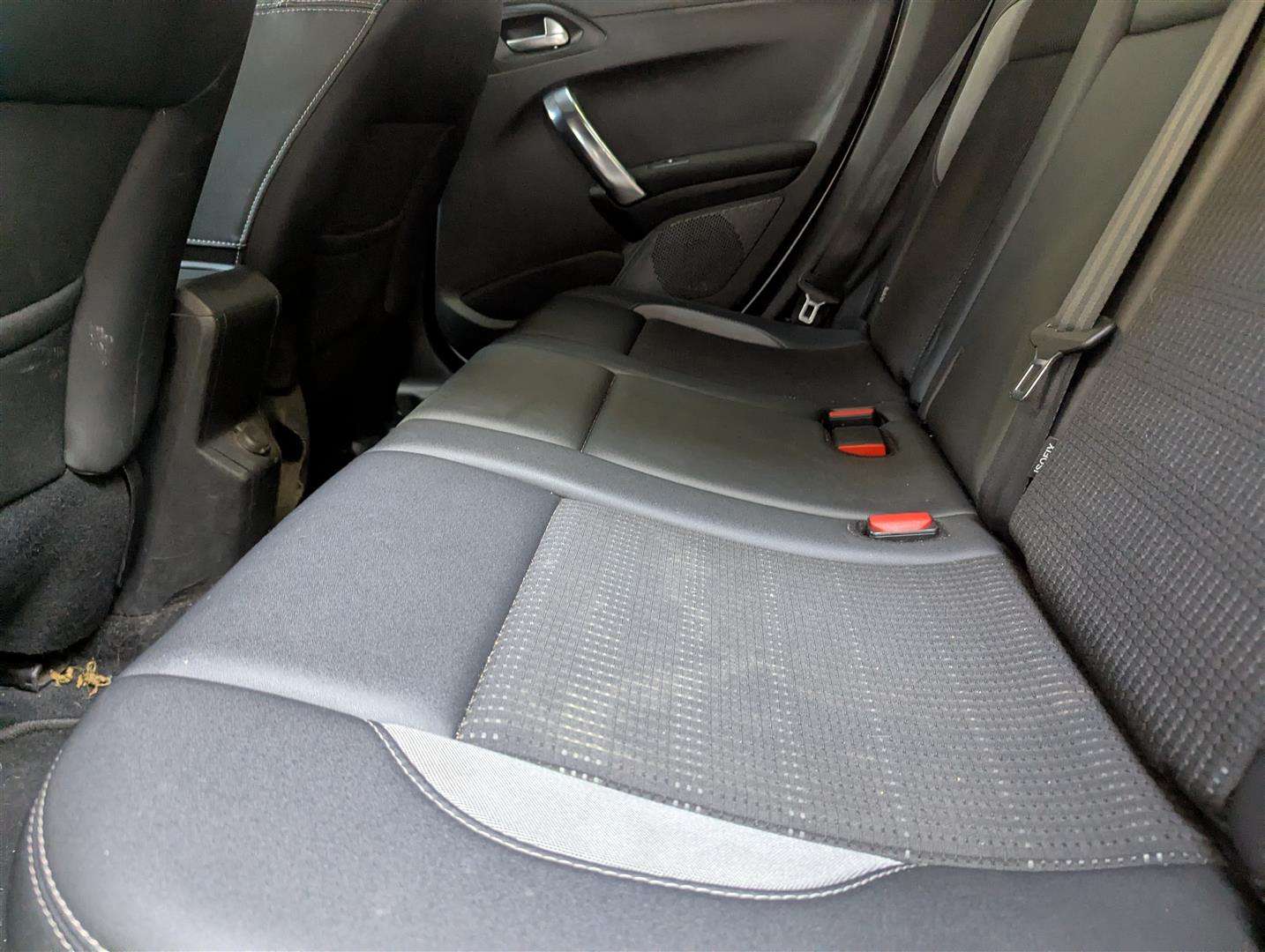 <p>2015 PEUGEOT 2008 ALLURE E-HDI</p>