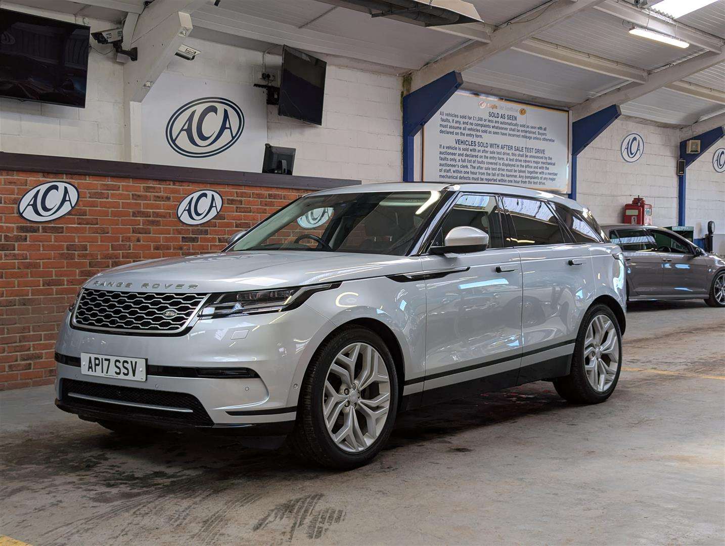 <p>2017 LAND ROVER RANGE ROVER VELAR SE D240</p>