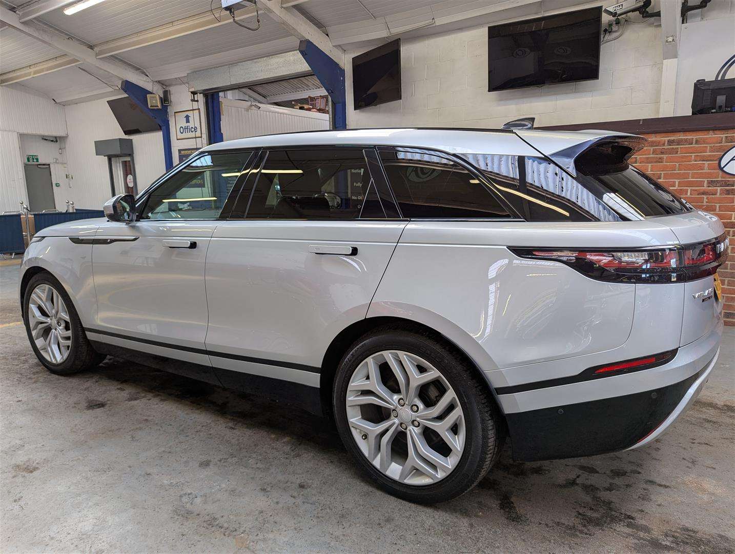 <p>2017 LAND ROVER RANGE ROVER VELAR SE D240</p>