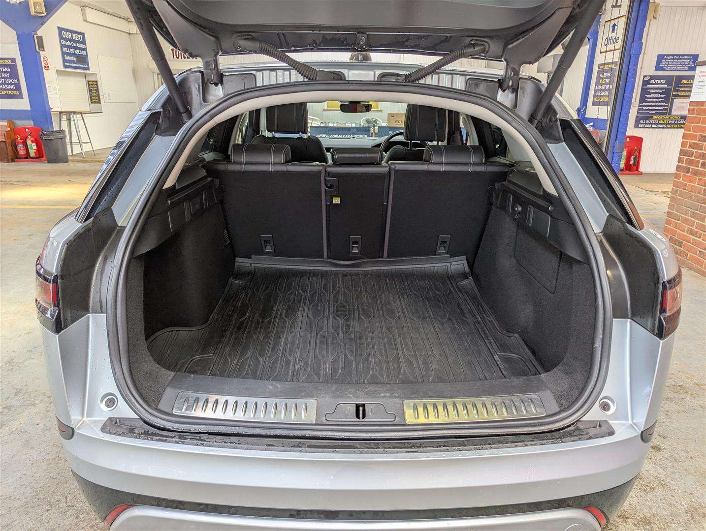 <p>2017 LAND ROVER RANGE ROVER VELAR SE D240</p>