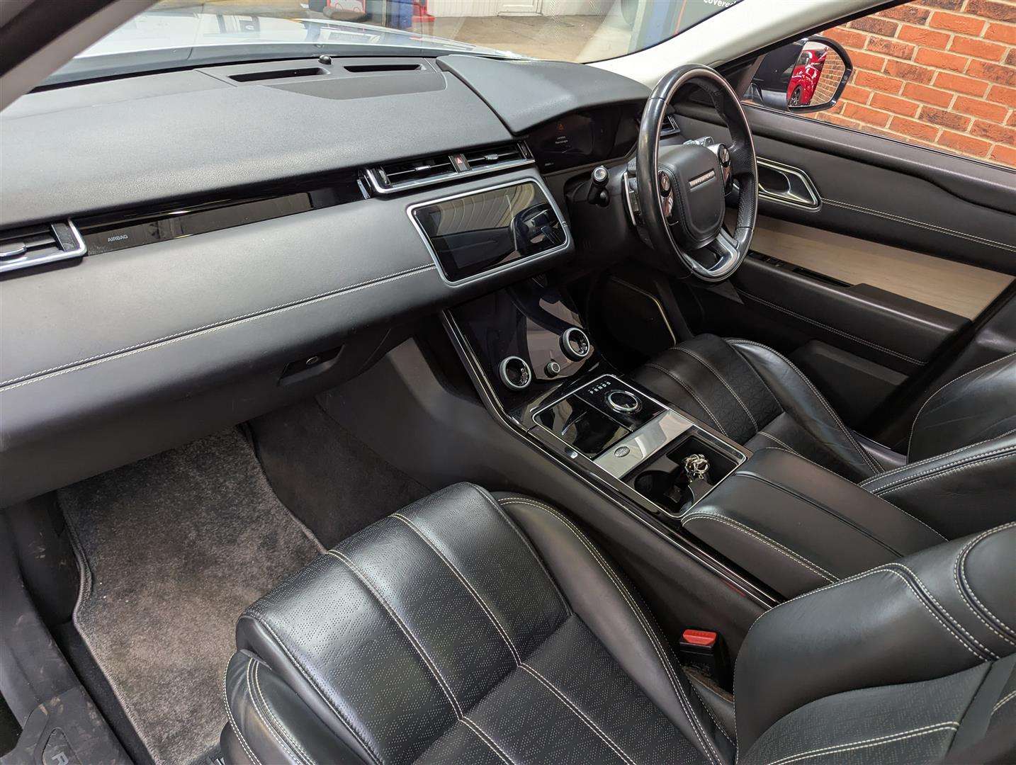 <p>2017 LAND ROVER RANGE ROVER VELAR SE D240</p>