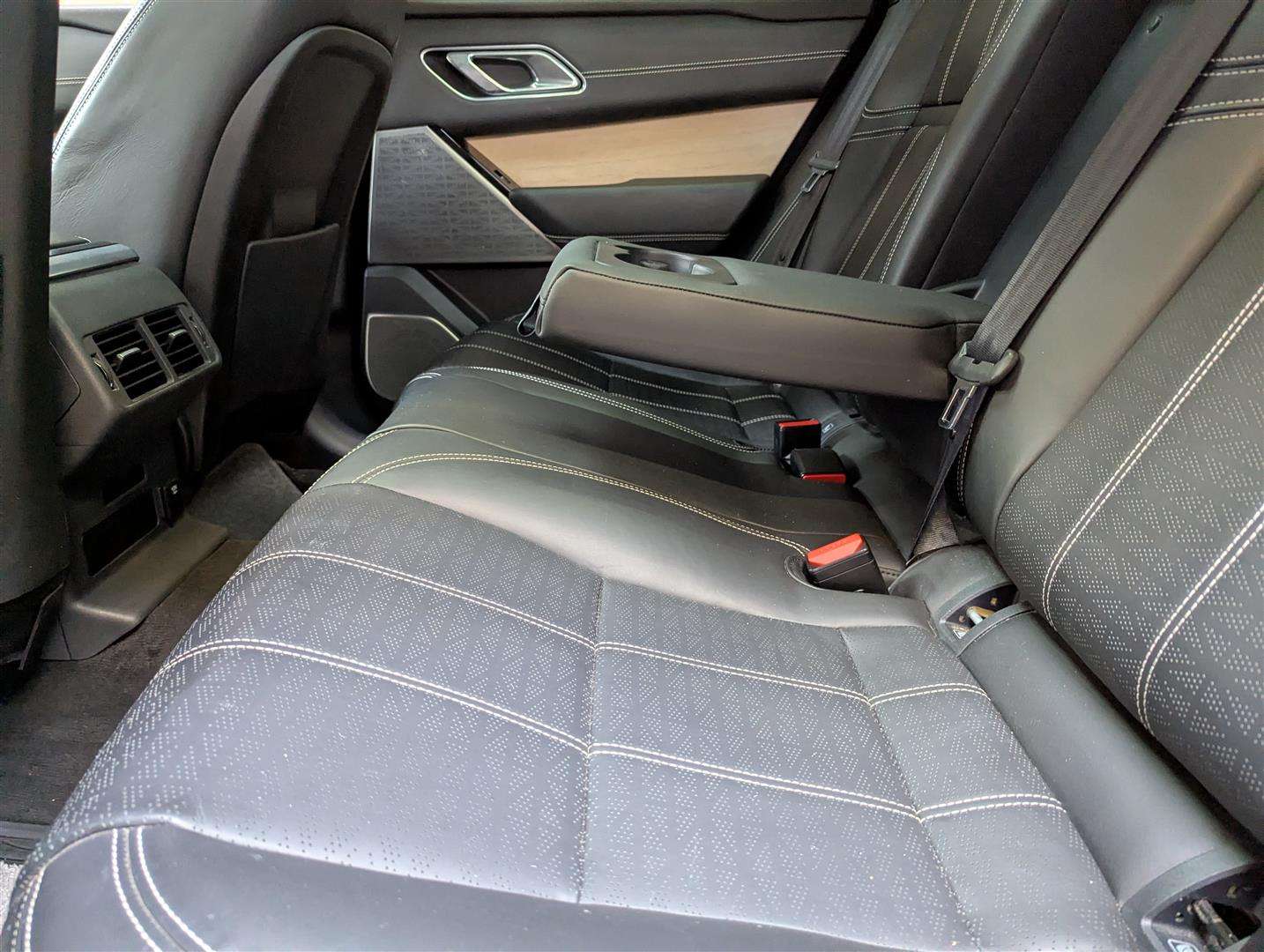 <p>2017 LAND ROVER RANGE ROVER VELAR SE D240</p>