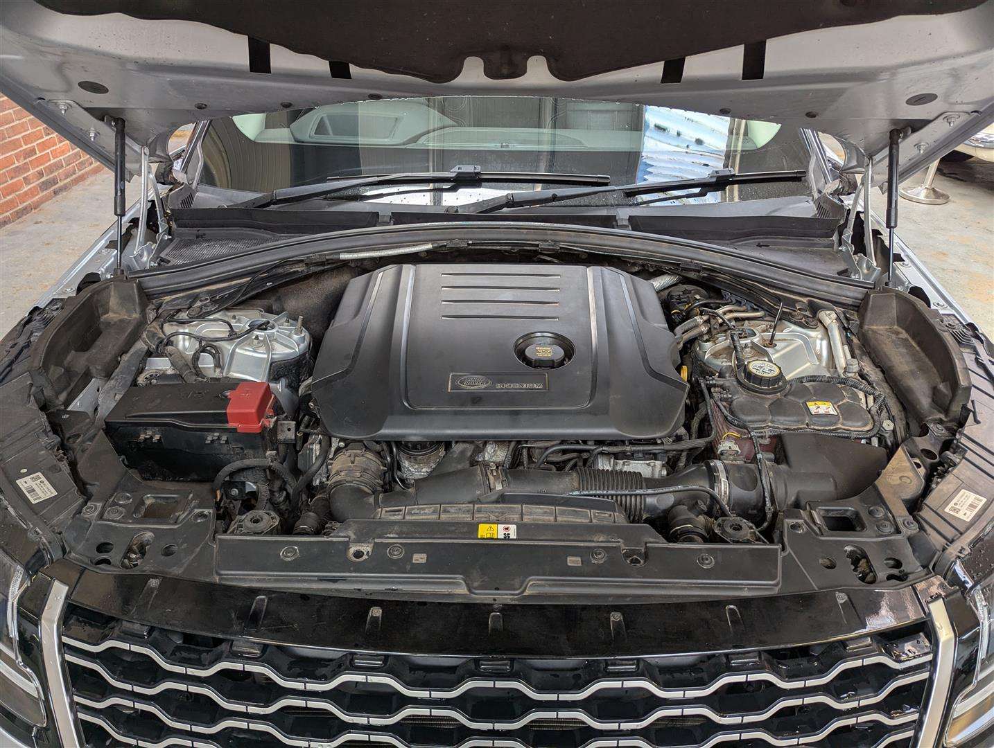 <p>2017 LAND ROVER RANGE ROVER VELAR SE D240</p>