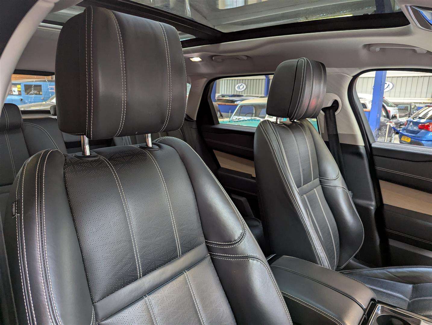 <p>2017 LAND ROVER RANGE ROVER VELAR SE D240</p>
