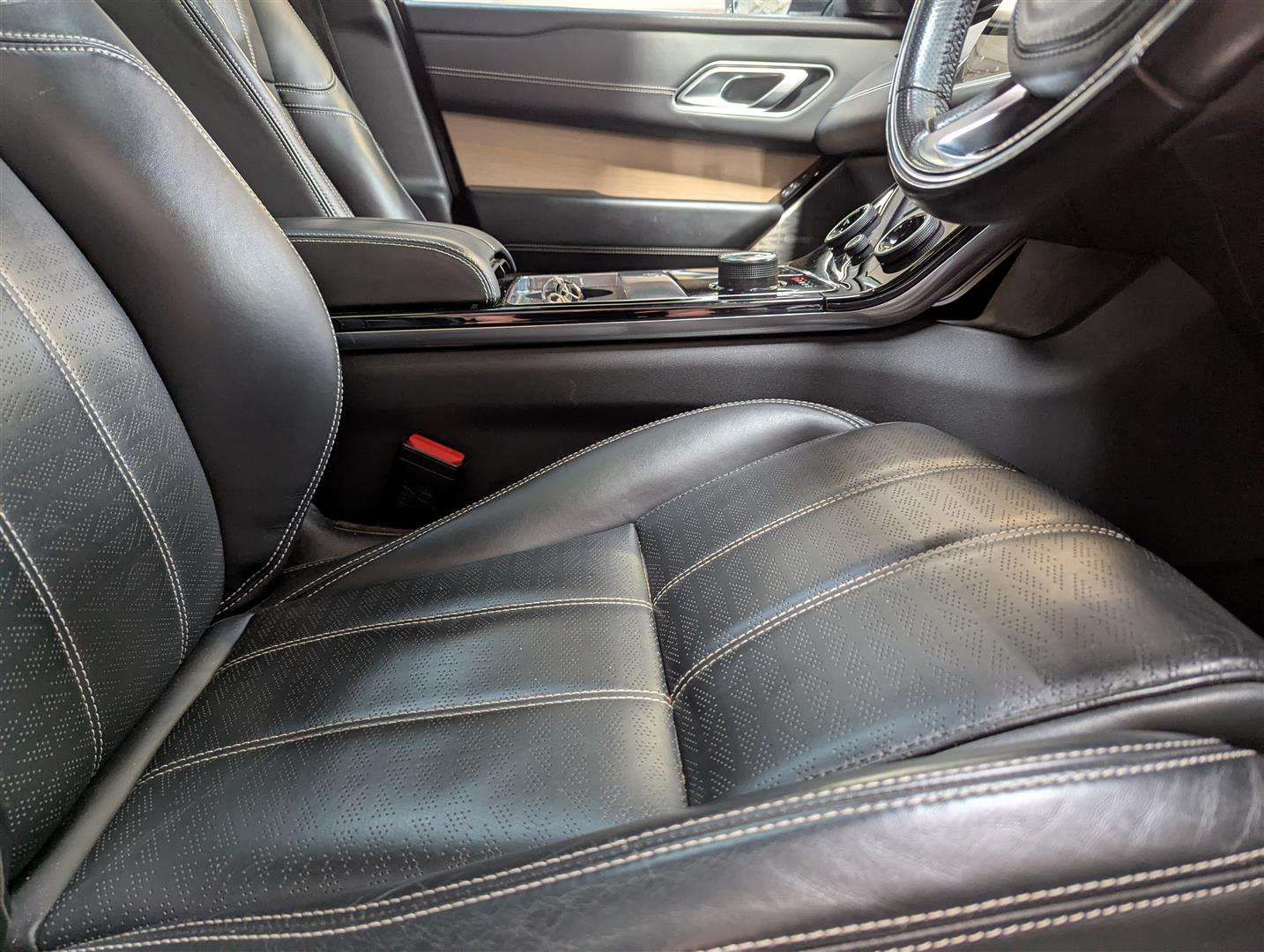 <p>2017 LAND ROVER RANGE ROVER VELAR SE D240</p>