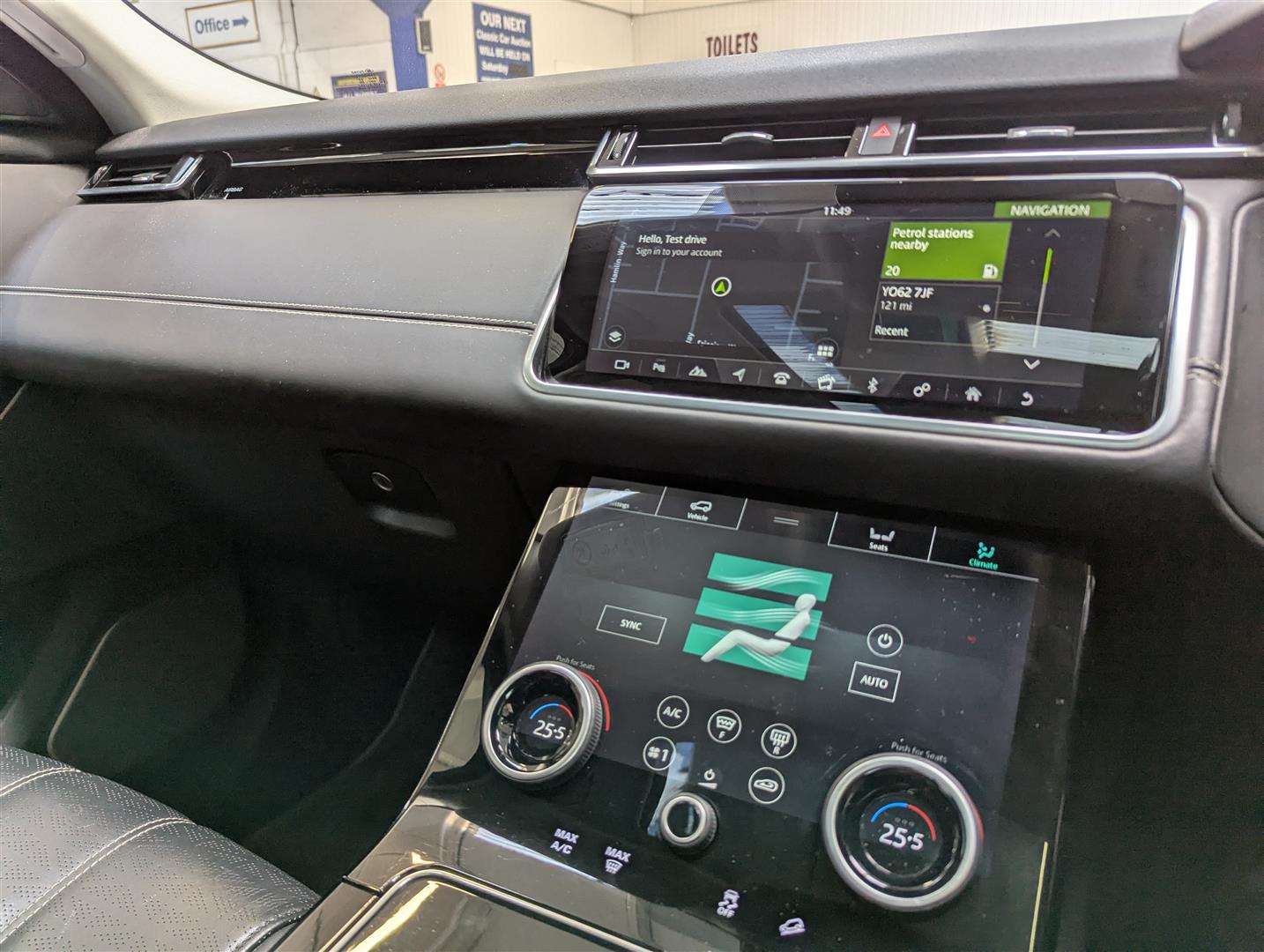 <p>2017 LAND ROVER RANGE ROVER VELAR SE D240</p>
