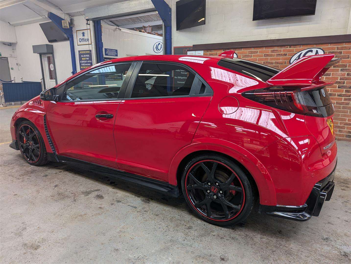 <p>2015 HONDA CIVIC GT TYPE R I-VTEC - ONLY 14,000 MILES.</p>