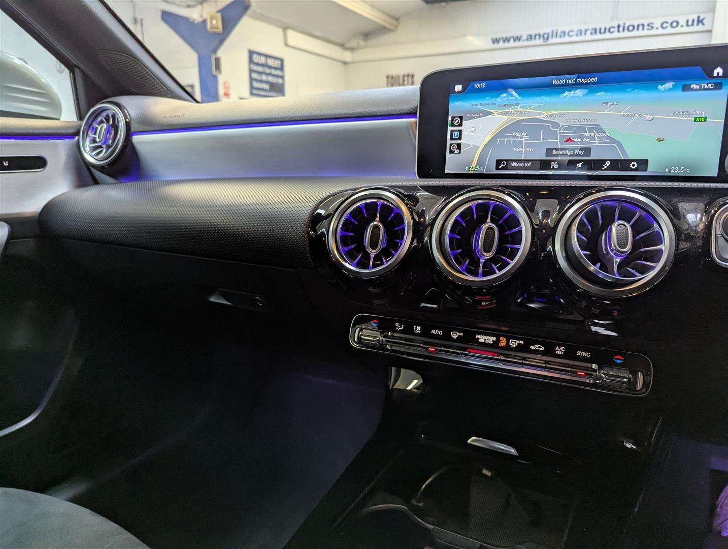 <p>2018 MERCEDES-BENZ A 200 AMG LINE PREMIUM AUTO</p>