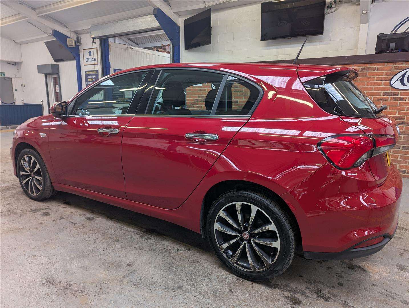 <p>2017 FIAT TIPO LOUNGE MULITJET</p>