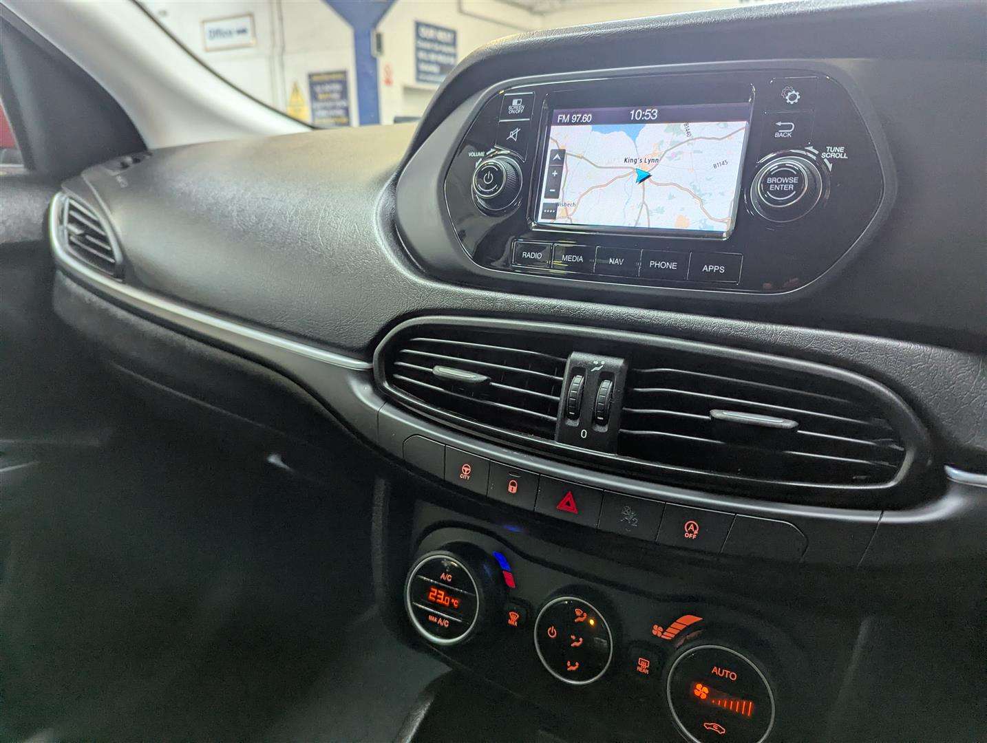 <p>2017 FIAT TIPO LOUNGE MULITJET</p>